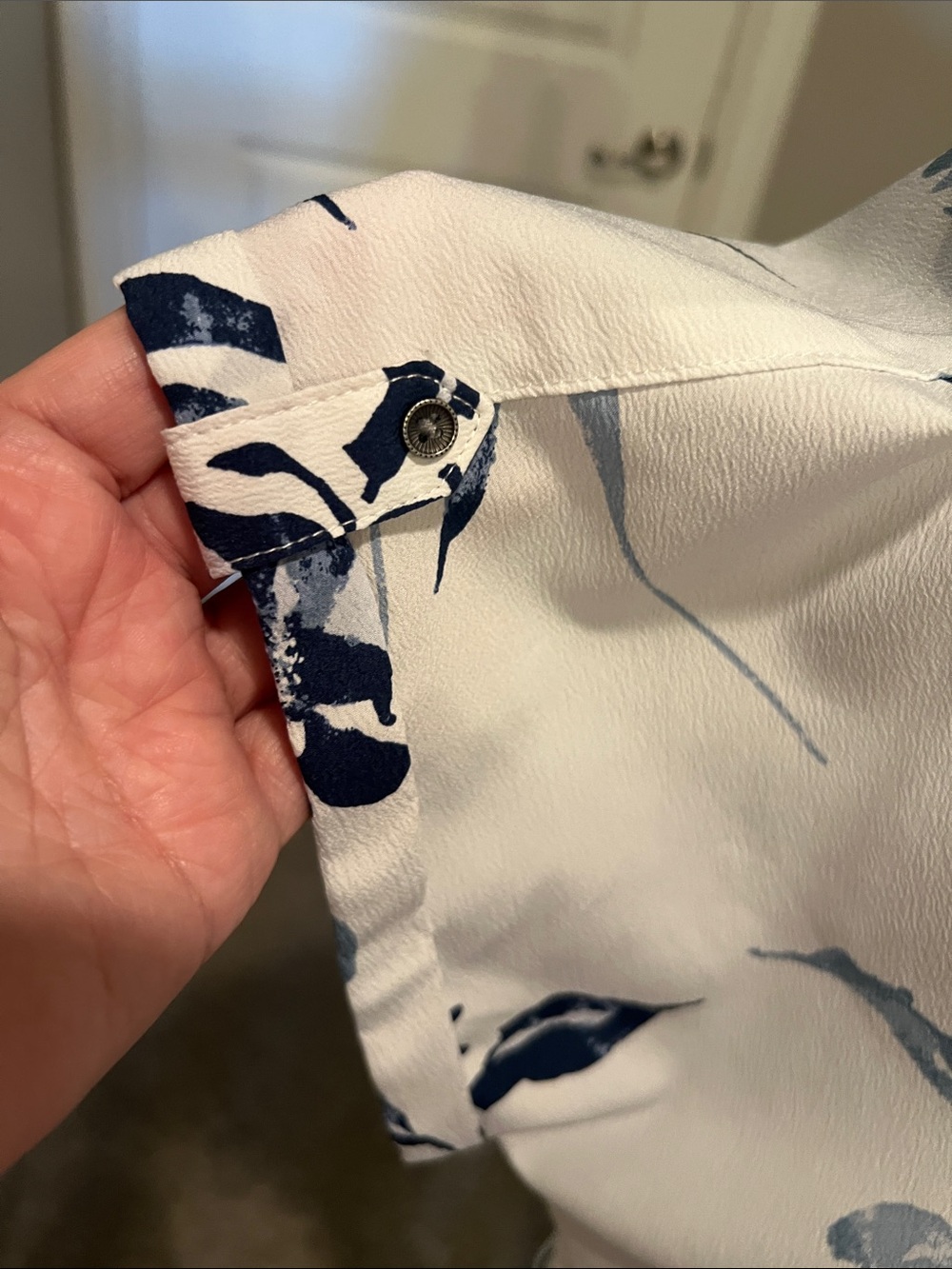 Maurices White Blouse with Navy Floral Print Size Large - Picture 5 of 10